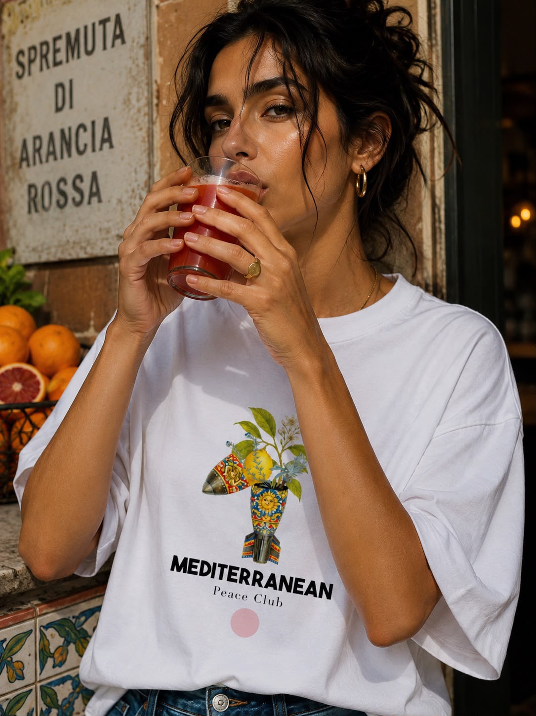 T-shirt MEDITERRANEAN PEACE CLUB con stampa bomba e limone indossata da modella - ivigroovy