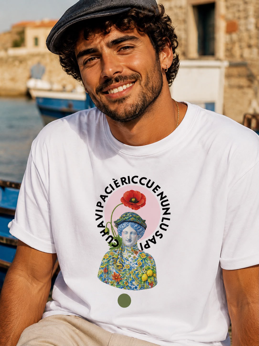 T-shirt CU HAVI PACI È RICCU E NUN LU SAPI con stampa testa di moro indossata da modello - ivigroovy