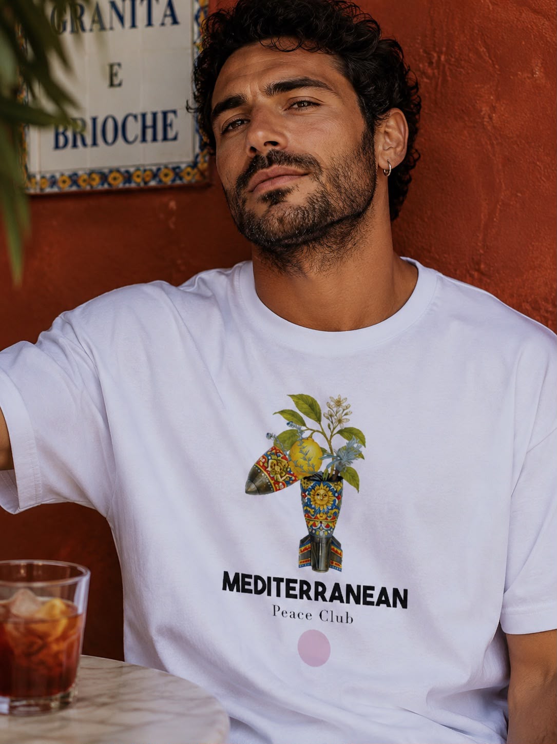 T-shirt MEDITERRANEAN PEACE CLUB con stampa bomba e limone indossata da modello - ivigroovy